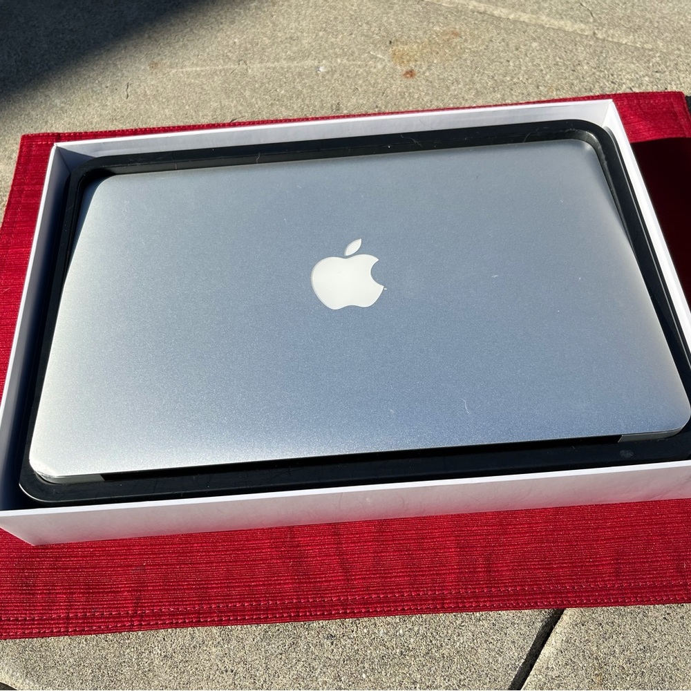 MAC BOOK AIR CIRCA 2009-2012